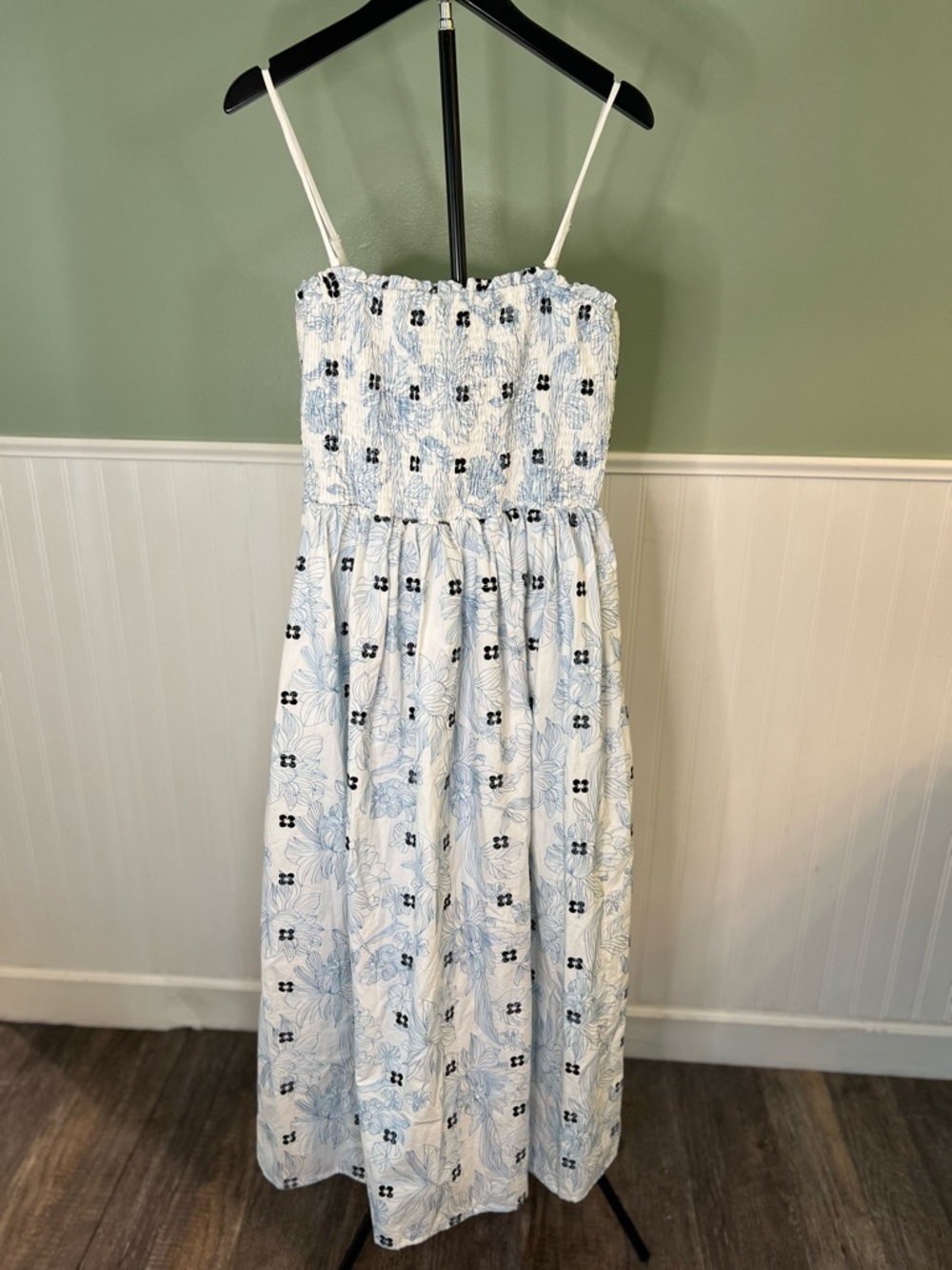 NWOT- Just Me Boutique White & Blue Floral Maxi Dress w/removable straps size L